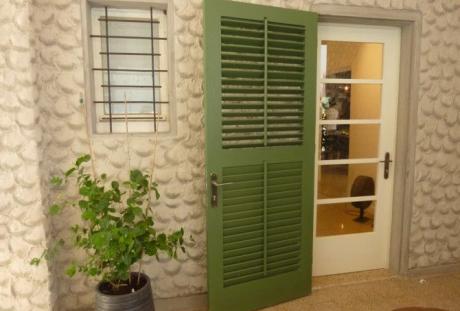 דלת, חלון וסורג משוחזר, טיח "כפות" משוקם