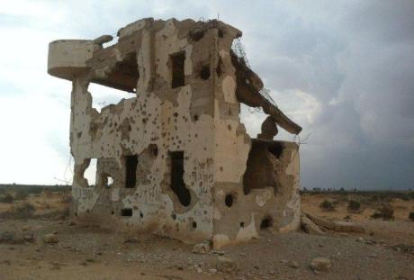 פגיעות פגזים בקירות שנותרו