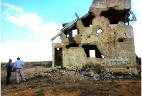 התקרה שהתמוטטה ושעונה על שאר חלקי המבנה