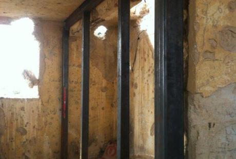 תימוך קירות בפנים המבנה באמצעות עוגנים